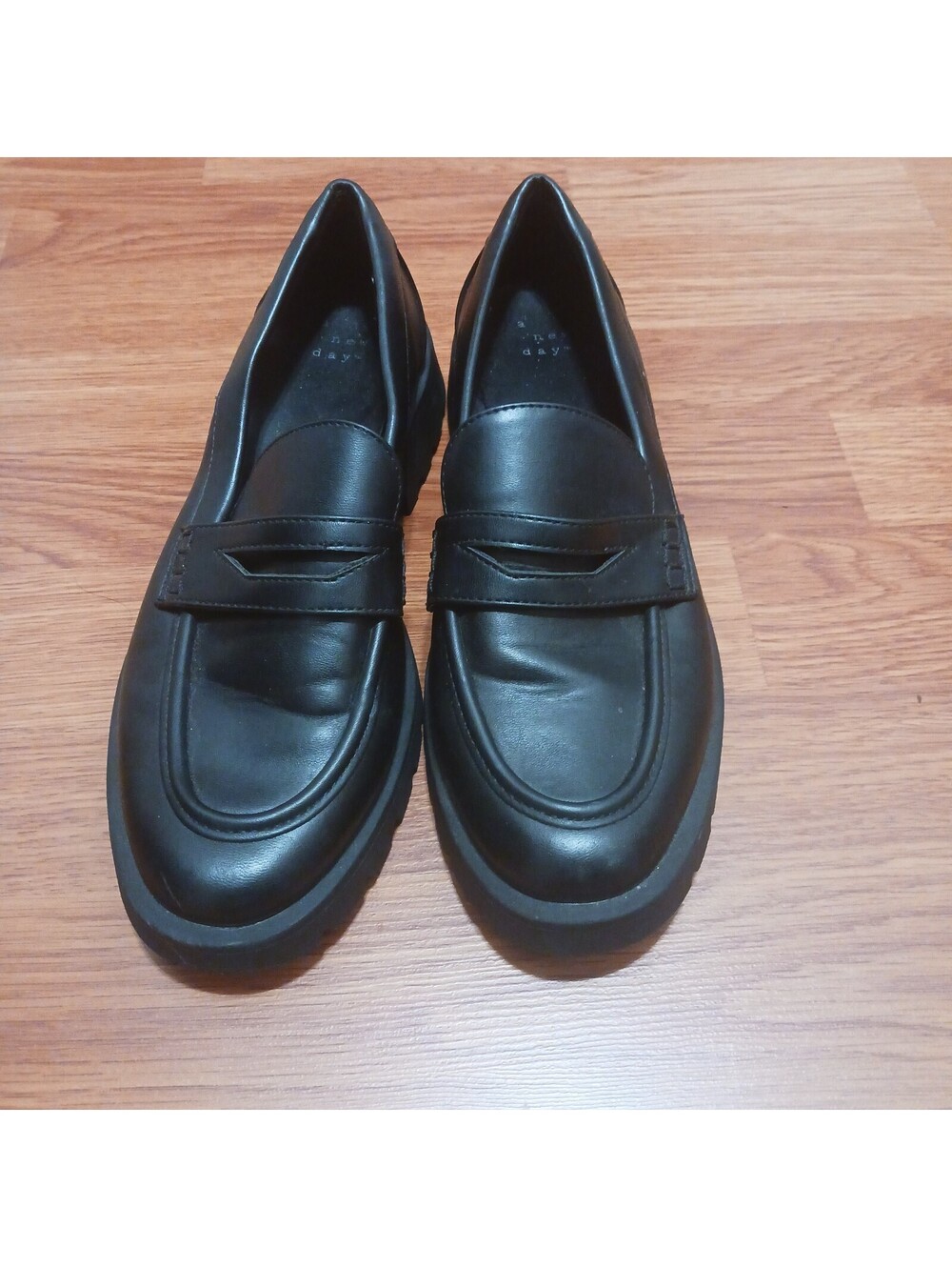 Women's black Penny Loafers  Shoes Size 8.5  and heels  are 2"  tall
